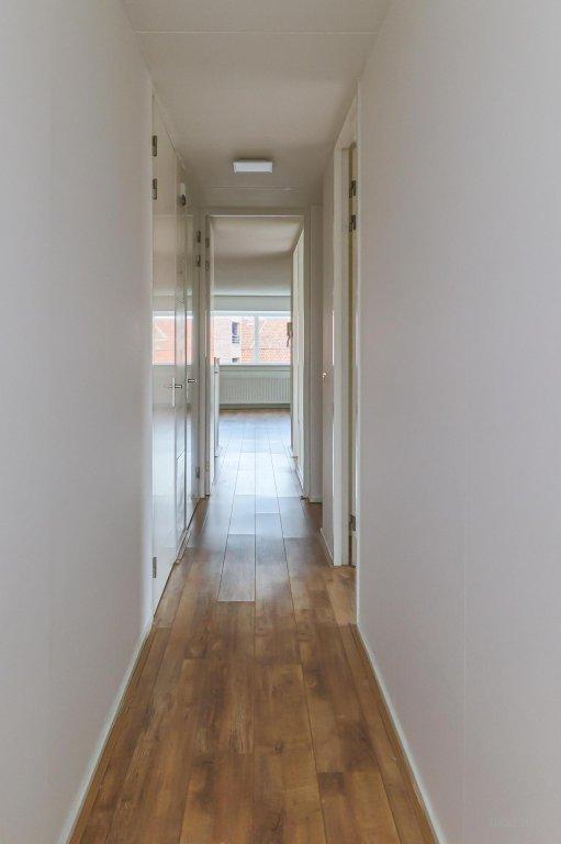 Bovenste verdieping met balkon in centrum - Afbeelding 4