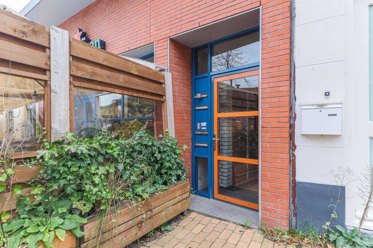 Bovenste verdieping met balkon in centrum - Afbeelding 2