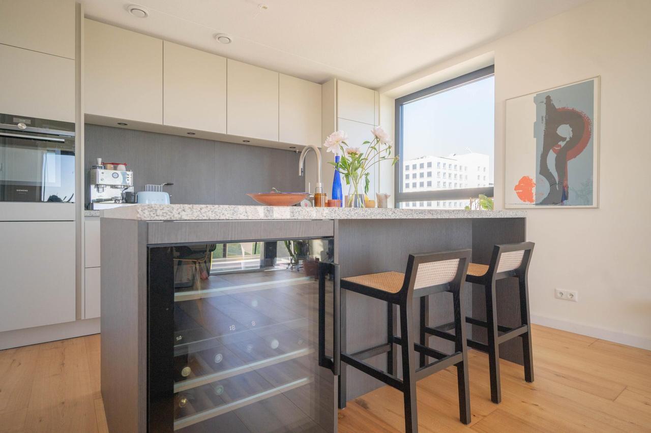 Unobstructed Views with 2 Balconies on the Amstel - Image 13