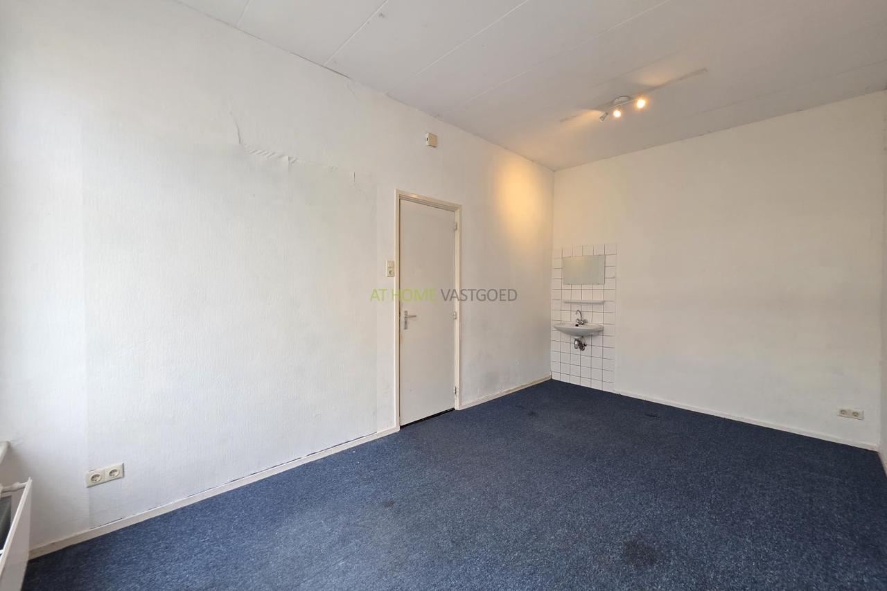 Room with balcony in Rotterdam Middelland - Image 2