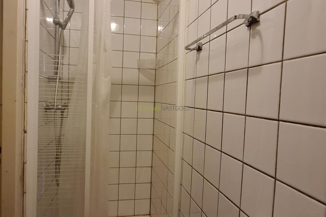 Room with balcony in Rotterdam Middelland - Image 7