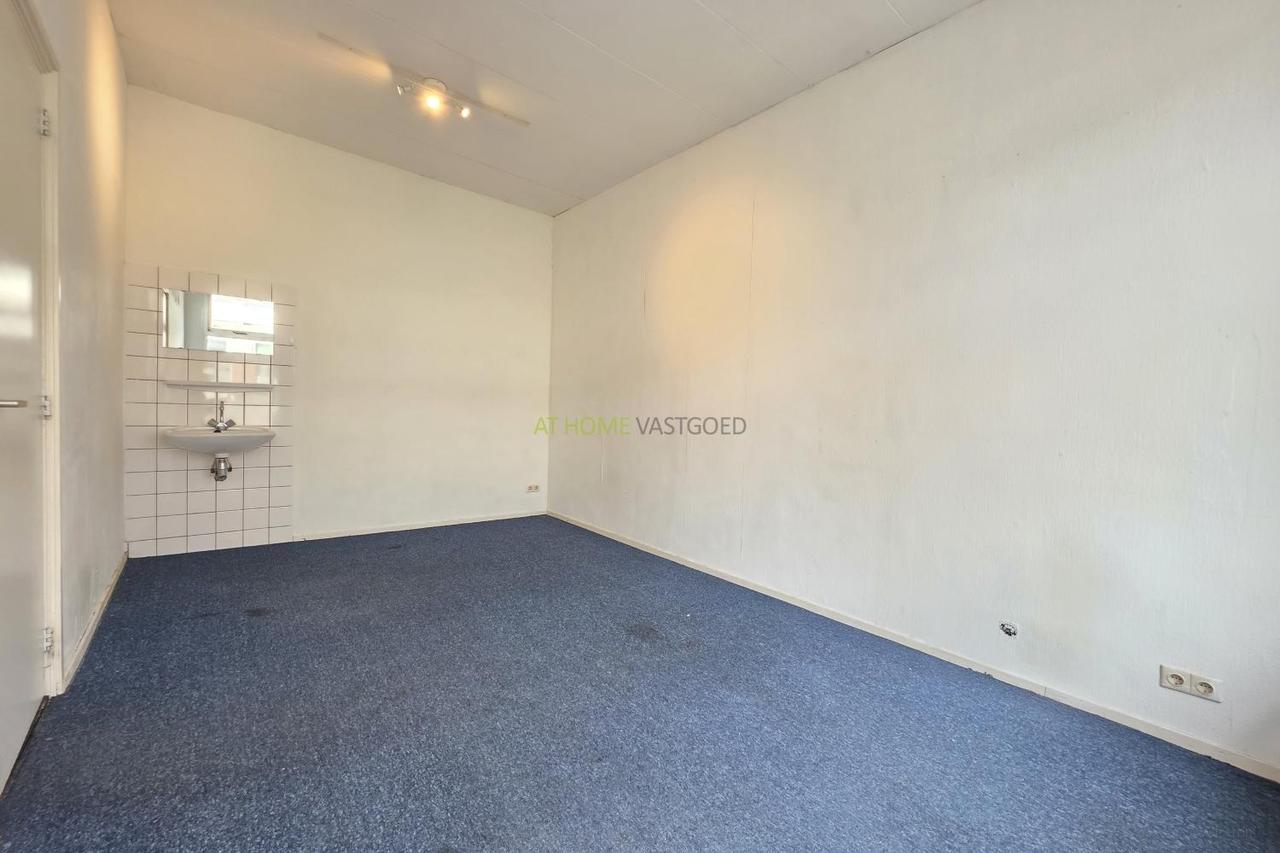 Room with balcony in Rotterdam Middelland - Image 1