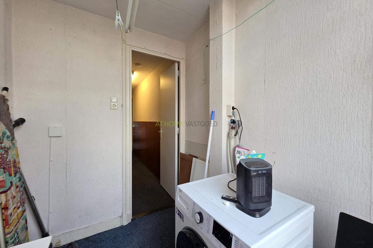 Room with balcony in Rotterdam Middelland - Image 11