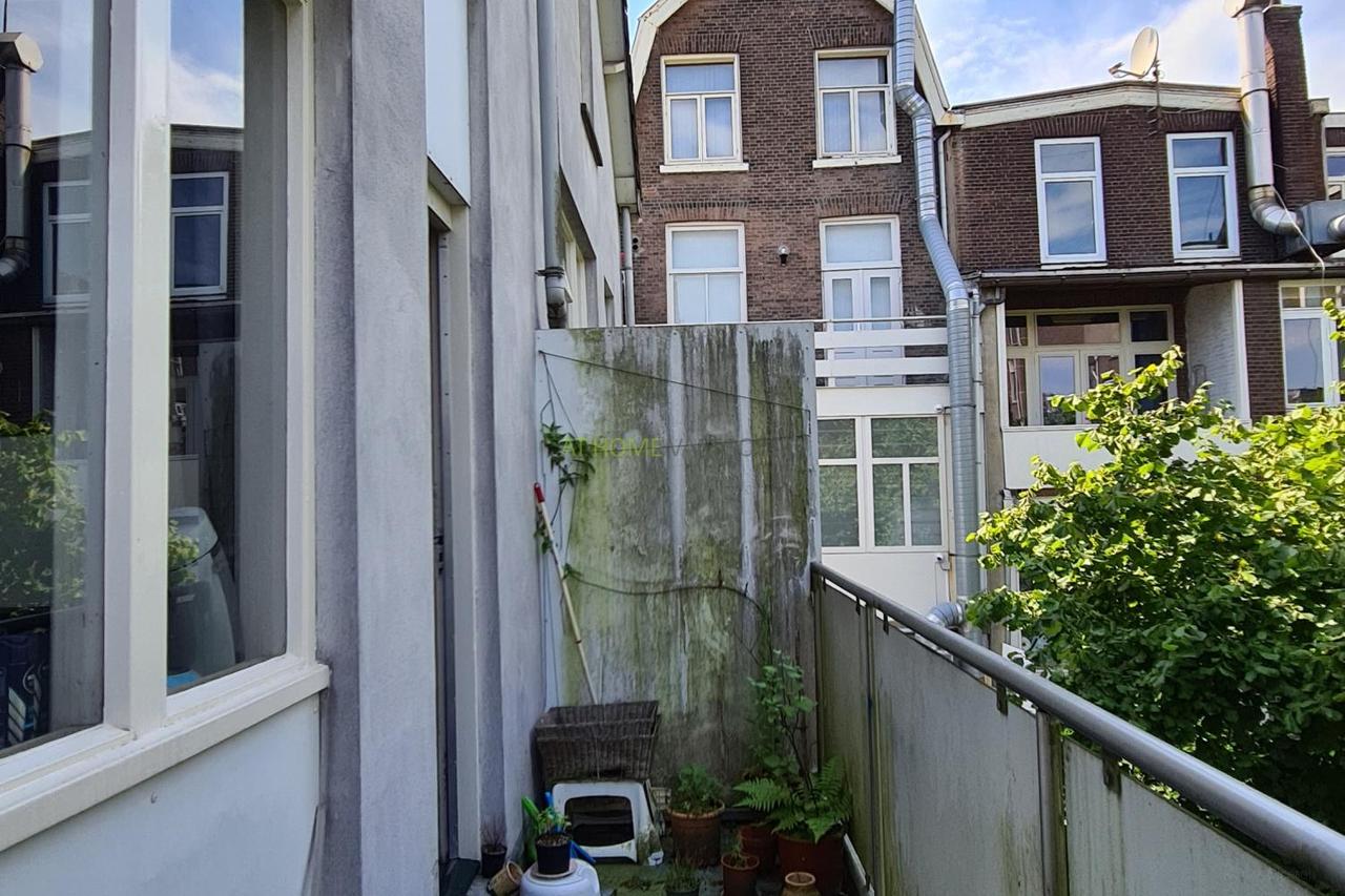 Room with balcony in Rotterdam Middelland - Image 9