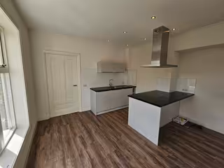 Bright 2-bedroom apartment with roof terrace