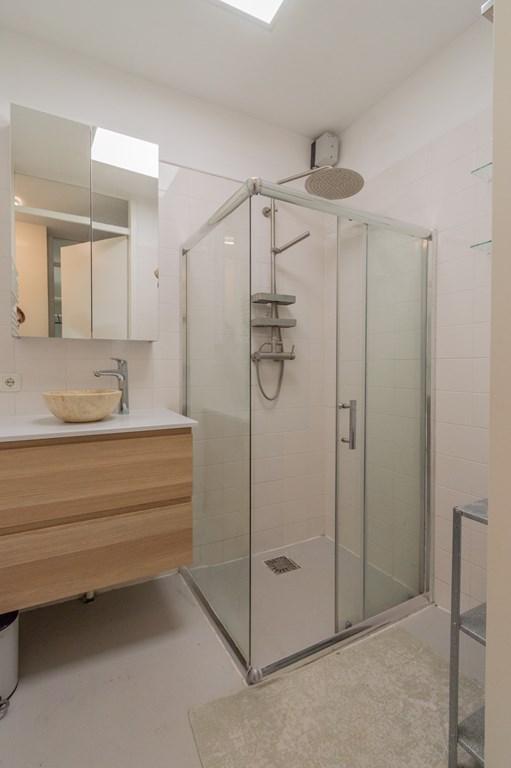 Furnished 1-bedroom apartment with balcony - Image 9