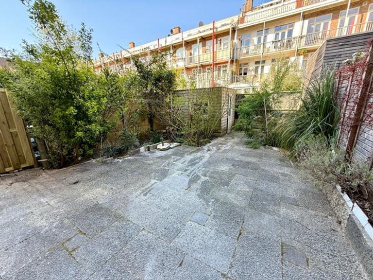 2-bedroom apartment with garden - Image 8