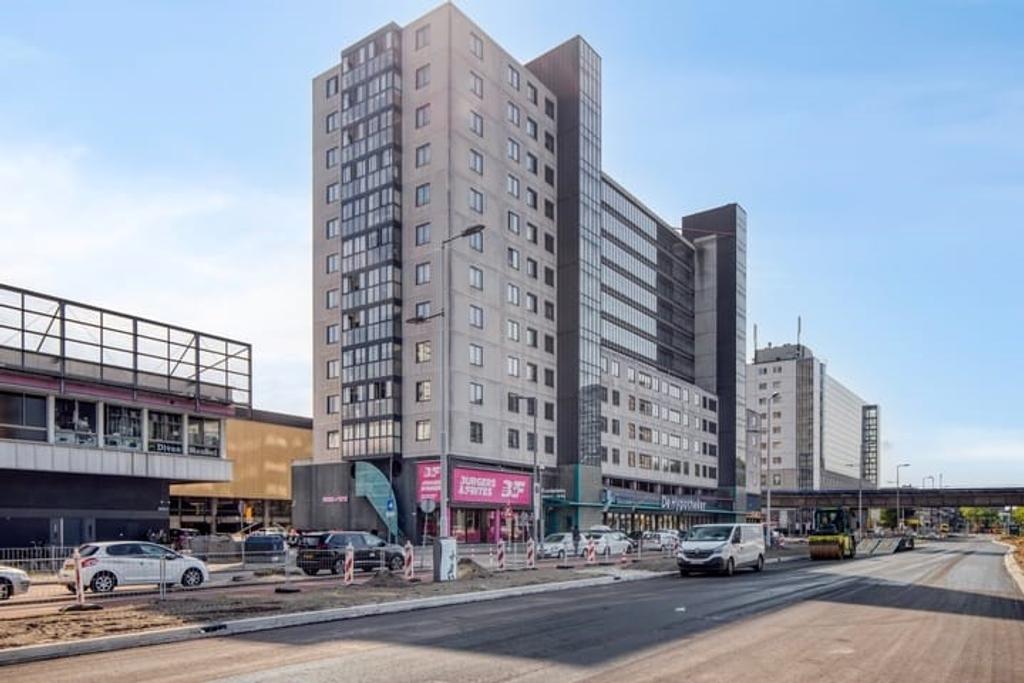 Furnished 2-bedroom apartment with parking space - Image 1