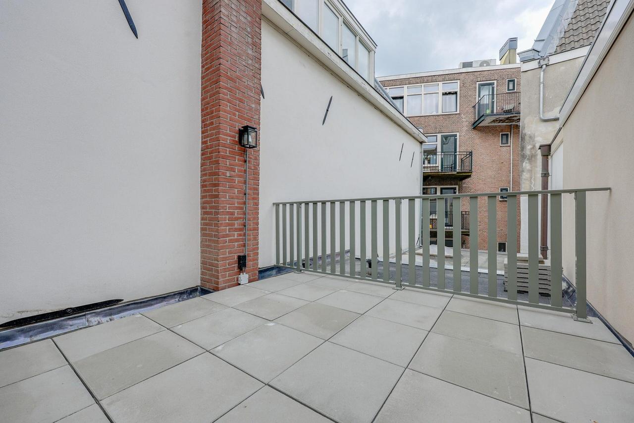 Renovated Apartment on the Amstel River - Image 3