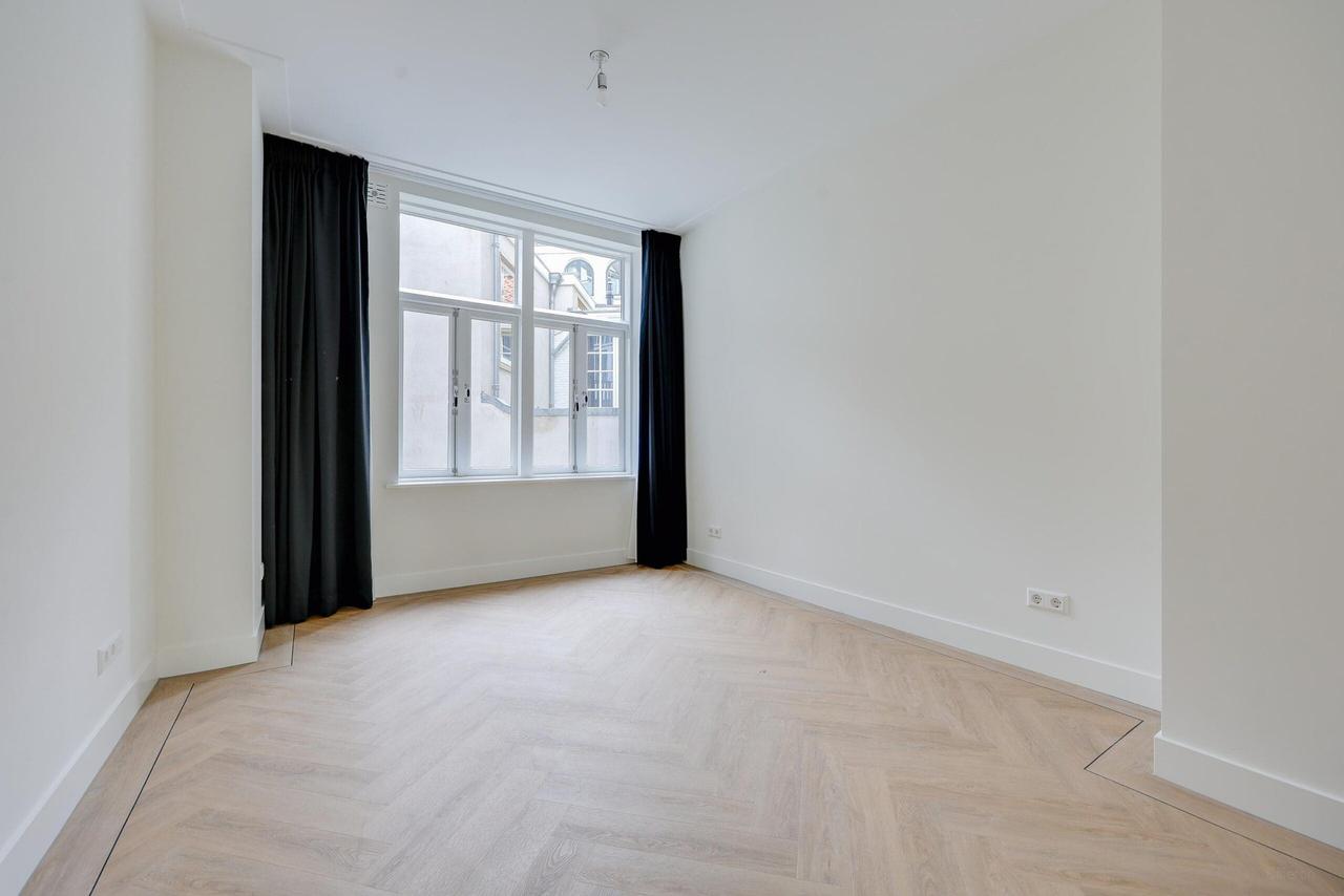 Renovated Apartment on the Amstel River - Image 9