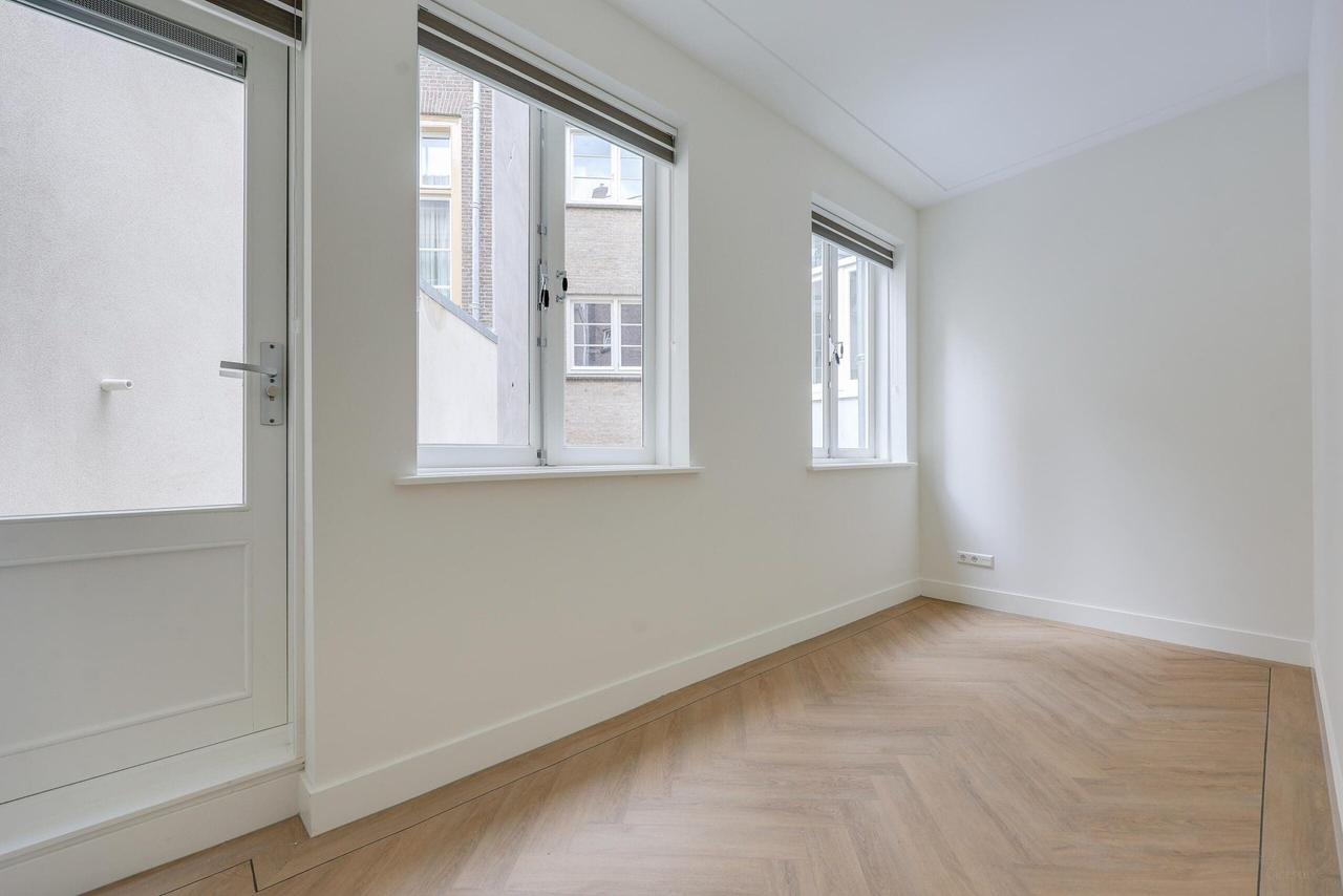 Renovated Apartment on the Amstel River - Image 11