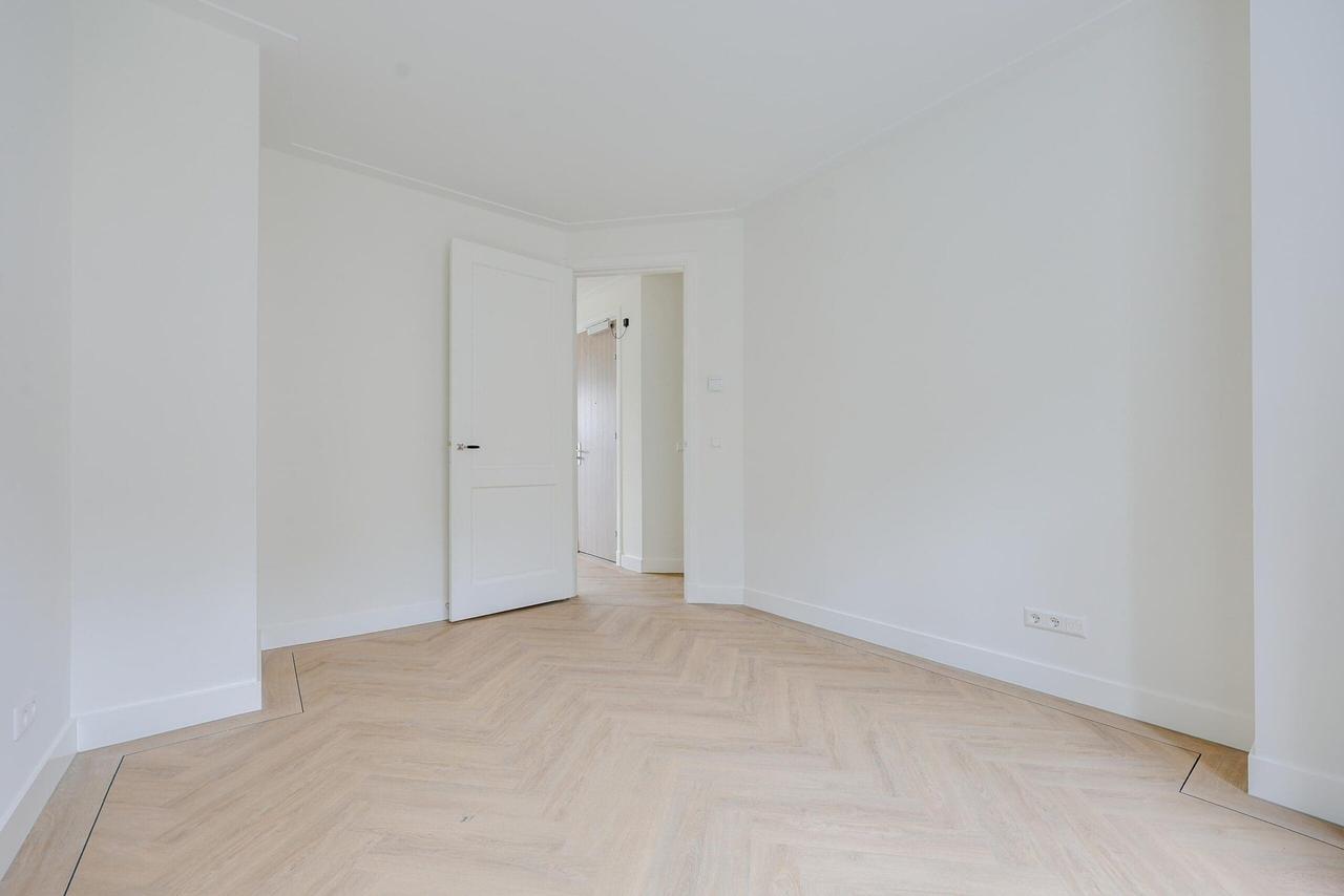 Renovated Apartment on the Amstel River - Image 10