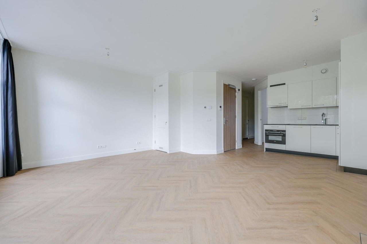 Renovated Apartment on the Amstel River - Image 6
