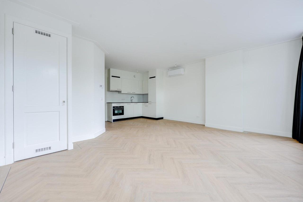 Renovated Apartment on the Amstel River - Image 7
