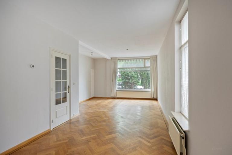 4-bedroom house with garden and parking - Image 5
