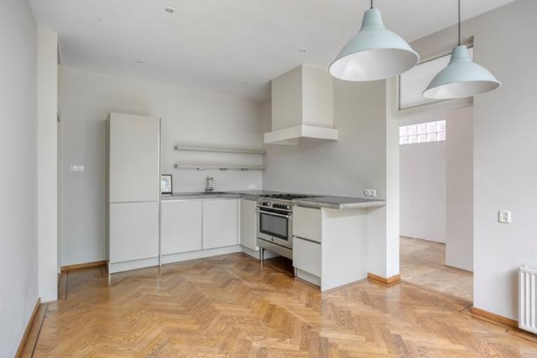 4-bedroom house with garden and parking - Image 3