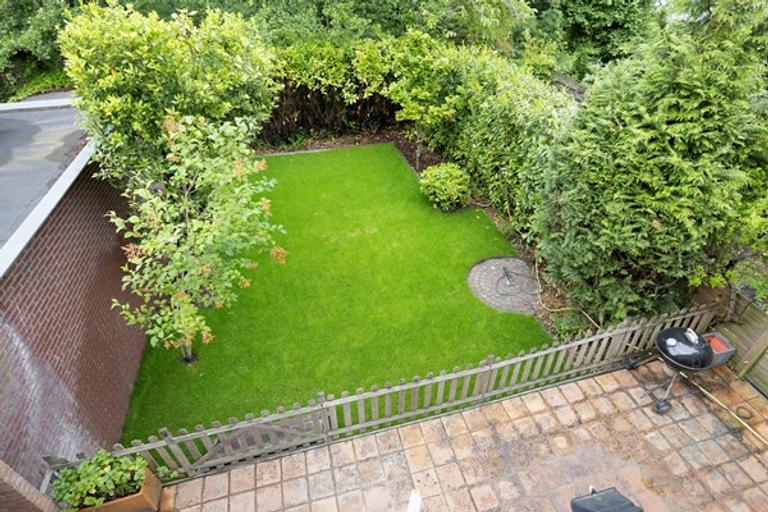 4-bedroom house with garden and parking - Image 4