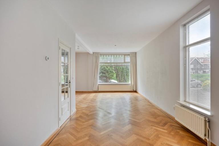 4-bedroom house with garden and parking - Image 6
