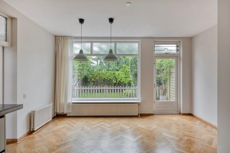 4-bedroom house with garden and parking - Image 2