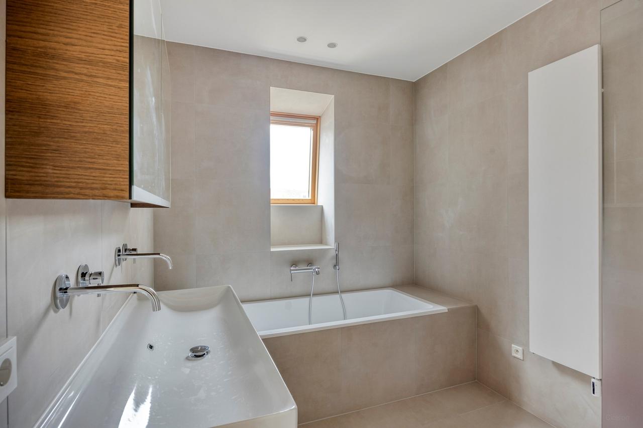 4-bedroom house with garden and parking - Image 17