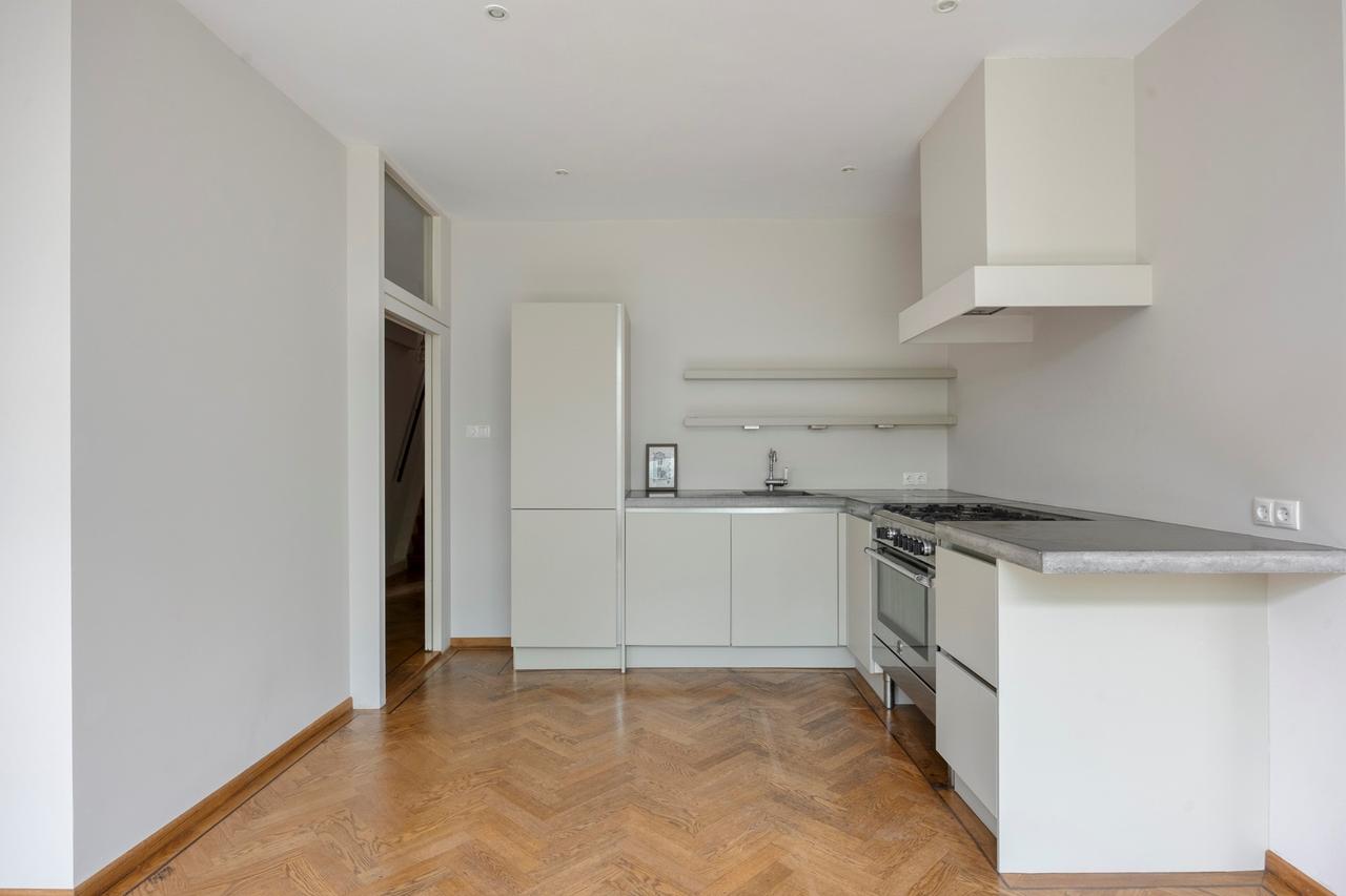 4-bedroom house with garden and parking - Image 11