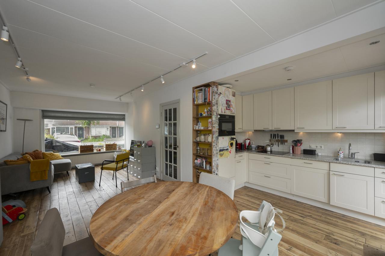 5-bedroom house with garden and garage - Image 7