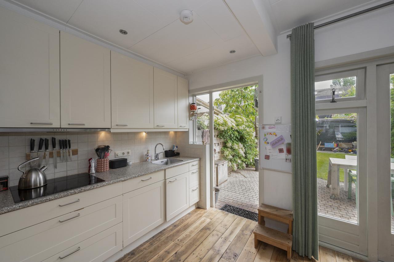 5-bedroom house with garden and garage - Image 10