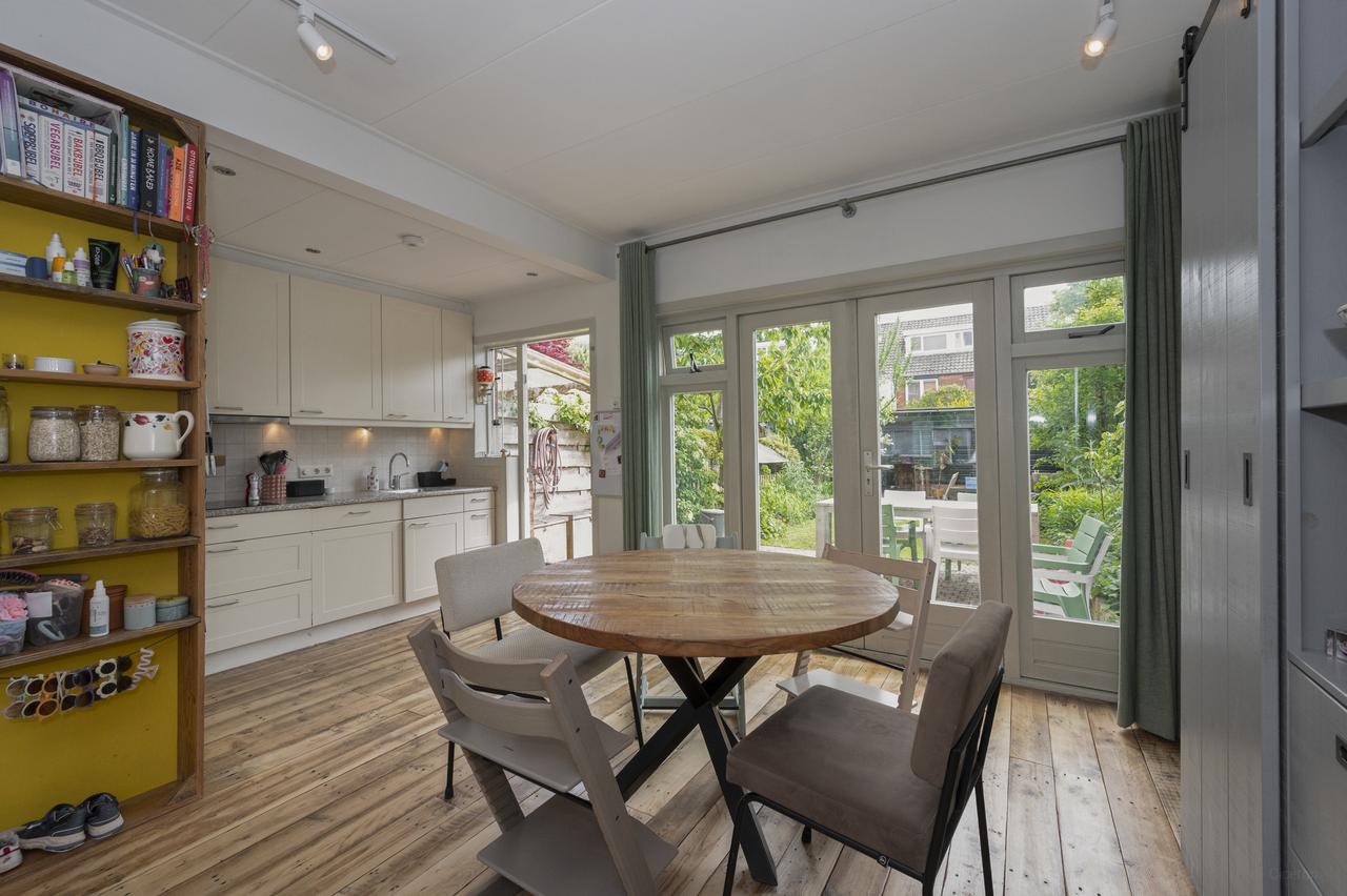 5-bedroom house with garden and garage - Image 8