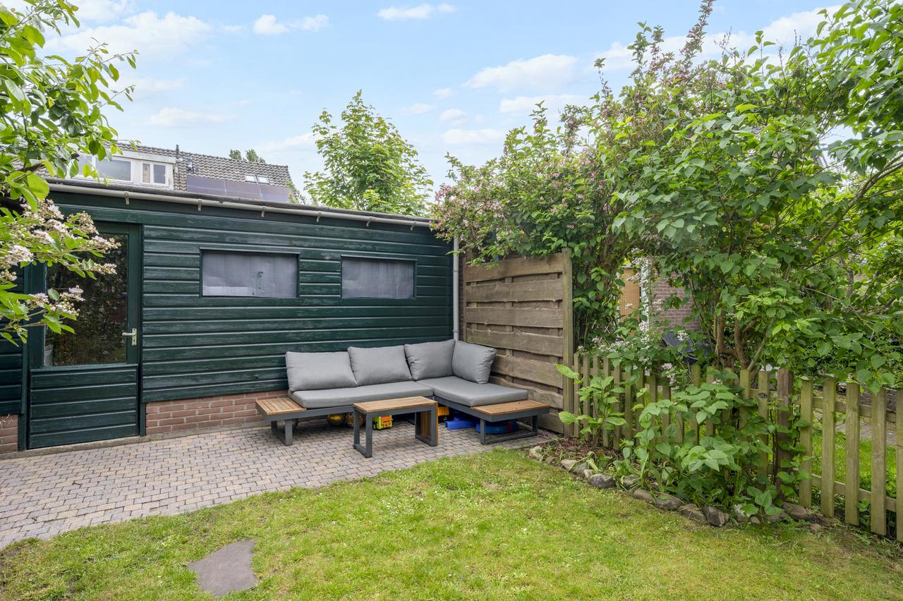 5-bedroom house with garden and garage - Image 11