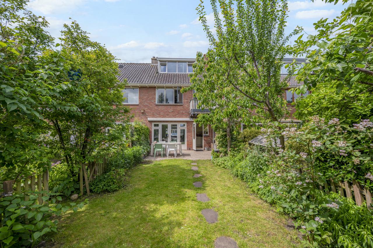 5-bedroom house with garden and garage - Image 12