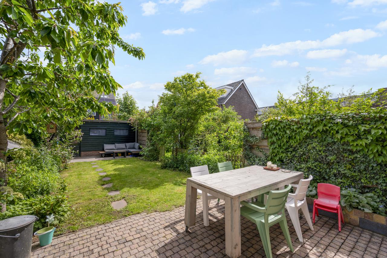 5-bedroom house with garden and garage - Image 13