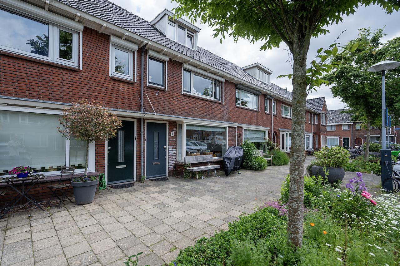 5-bedroom house with garden and garage - Image 1