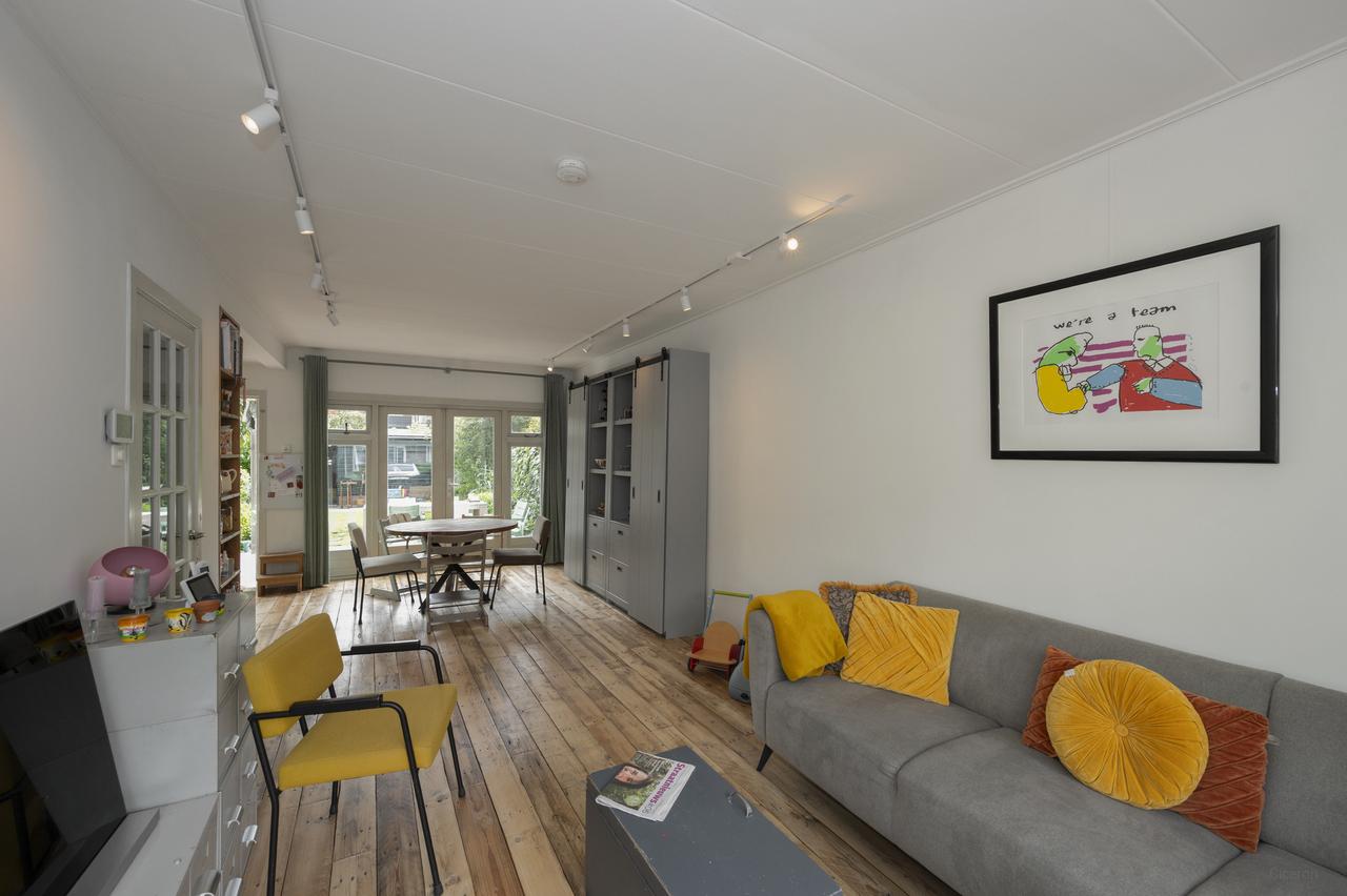 5-bedroom house with garden and garage - Image 2