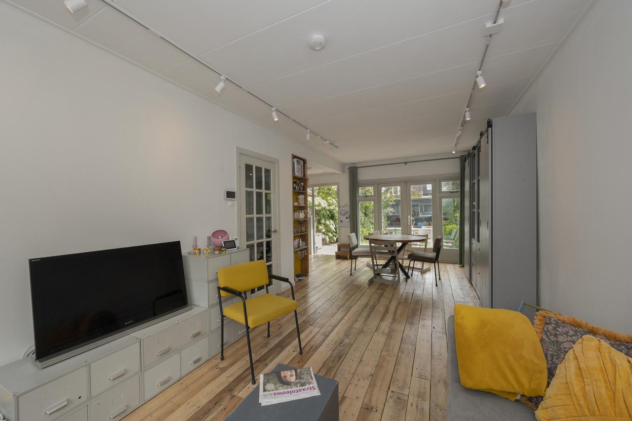 5-bedroom house with garden and garage - Image 3