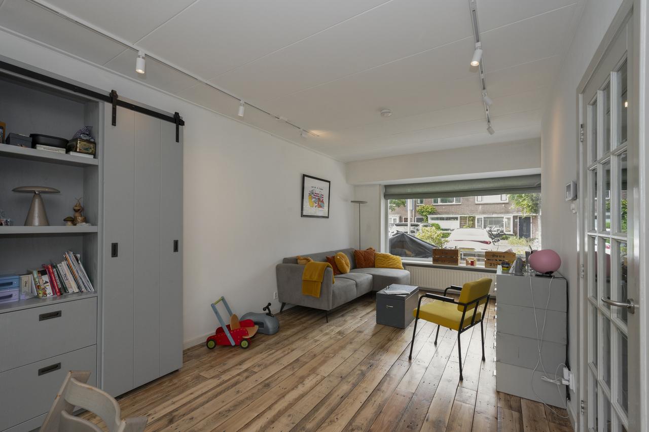 5-bedroom house with garden and garage - Image 5