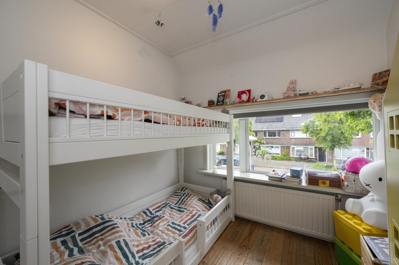 5-bedroom house with garden and garage - Image 21