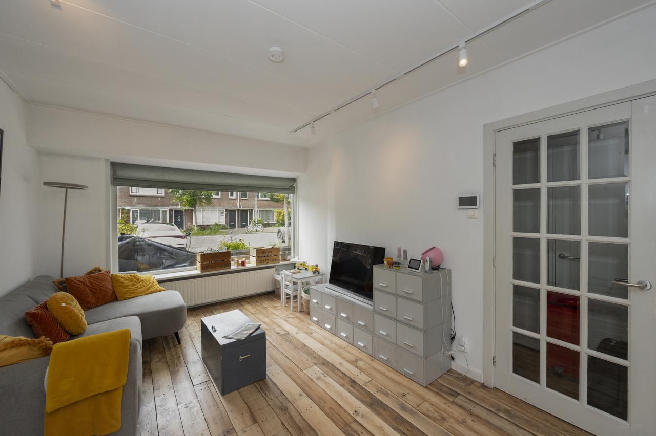 5-bedroom house with garden and garage - Image 4