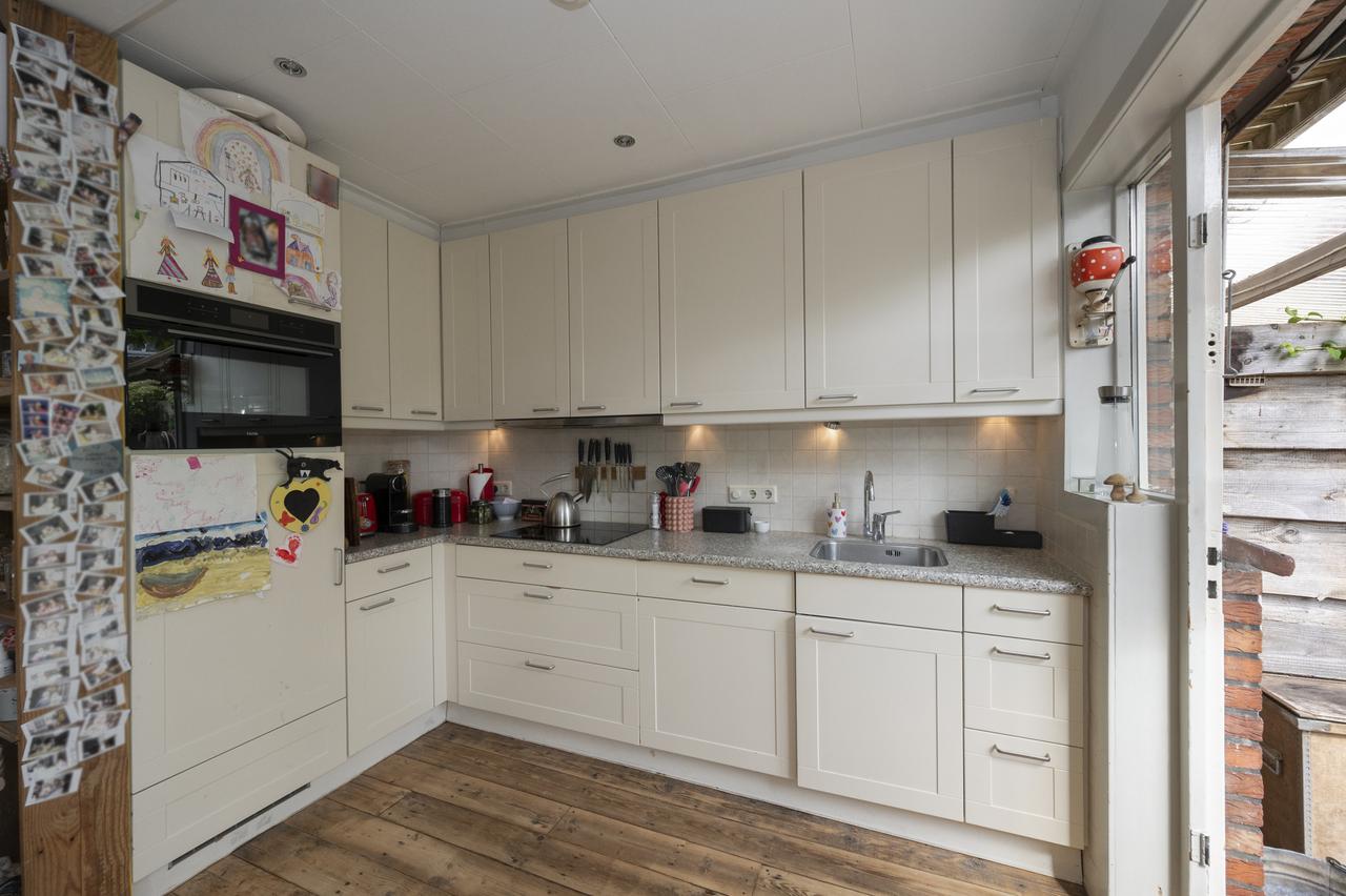 5-bedroom house with garden and garage - Image 9