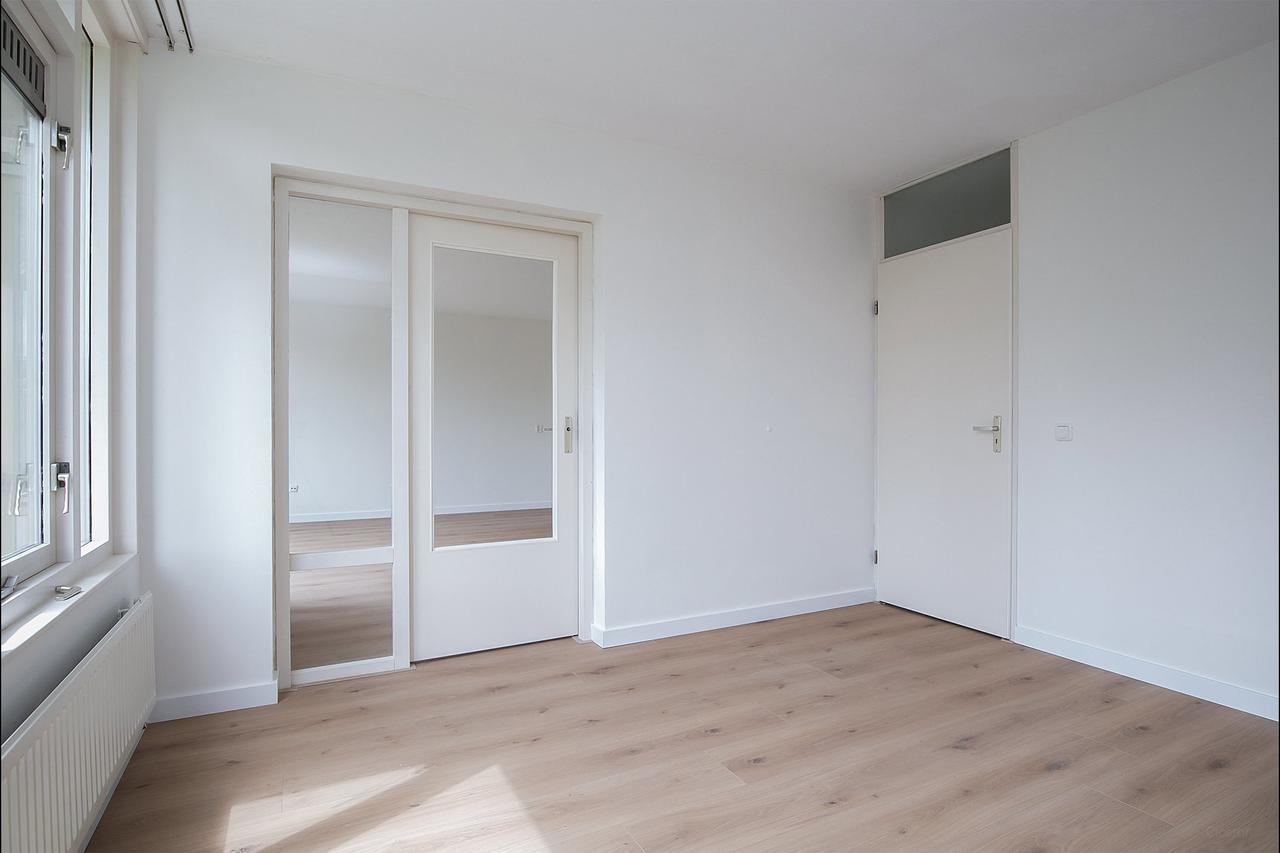 2-bedroom apartment with garden - Image 5