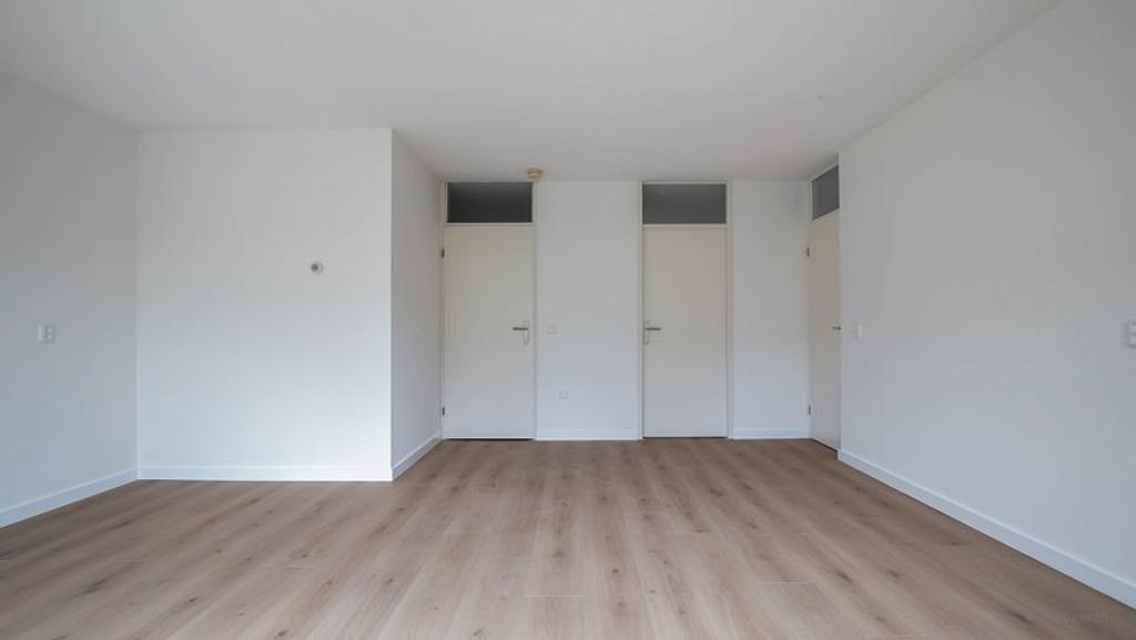 2-bedroom apartment with garden - Image 2