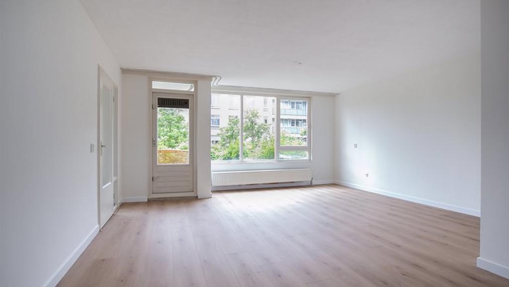 2-bedroom apartment with garden - Image 1