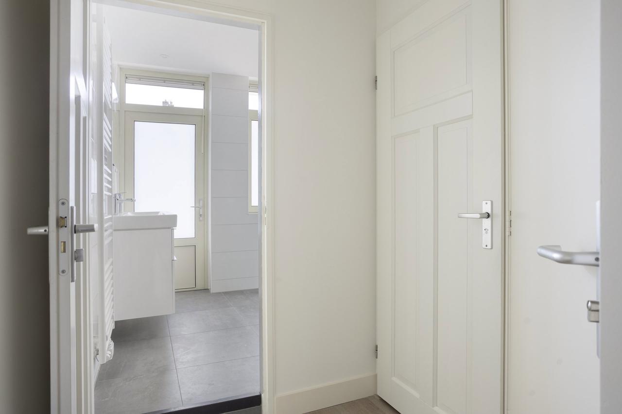 Bright 75 m² apartment with balcony in Rivierenbuurt - Image 8