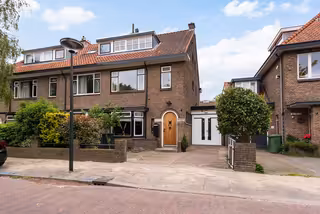 Jaren 30 huis met 6 slaapkamers en tuin