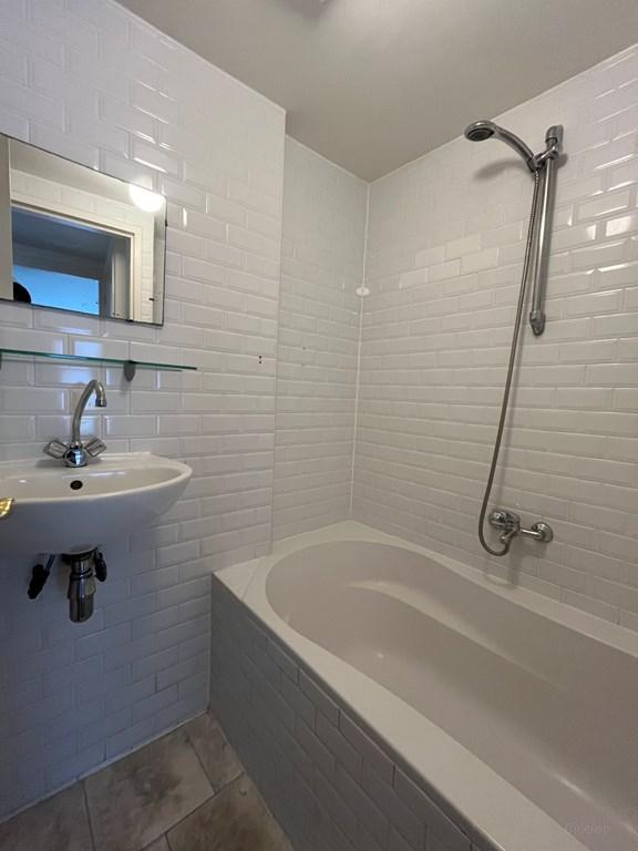 Bright 2-bedroom apartment in the Jordaan - Image 9
