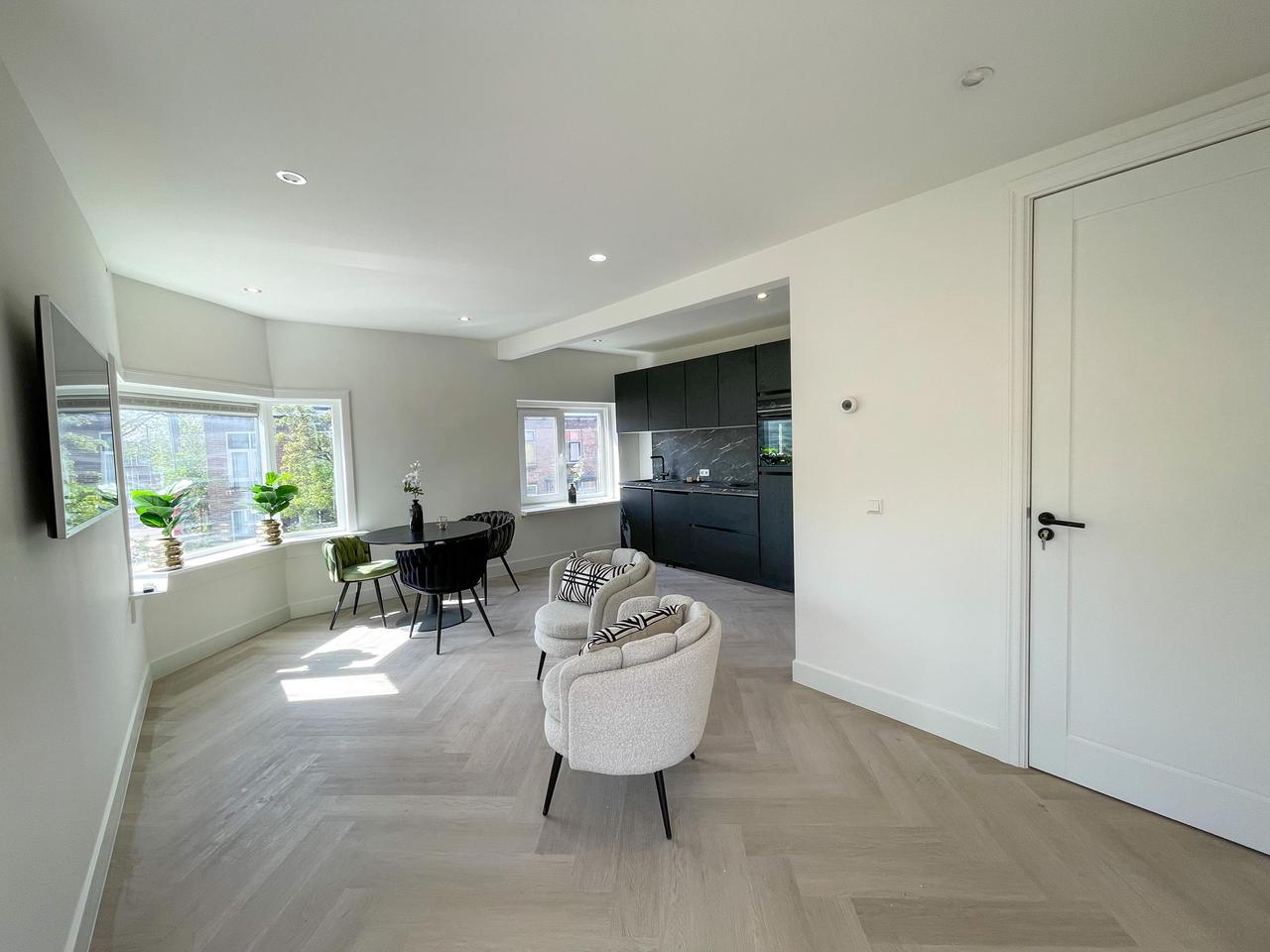Gemeubileerd 2-kamerappartement met balkon - Afbeelding 3