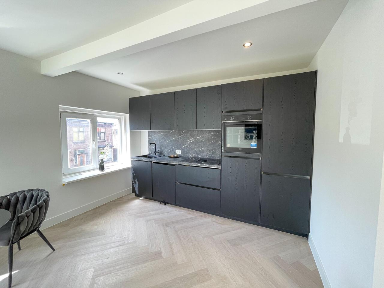 Gemeubileerd 2-kamerappartement met balkon - Afbeelding 4