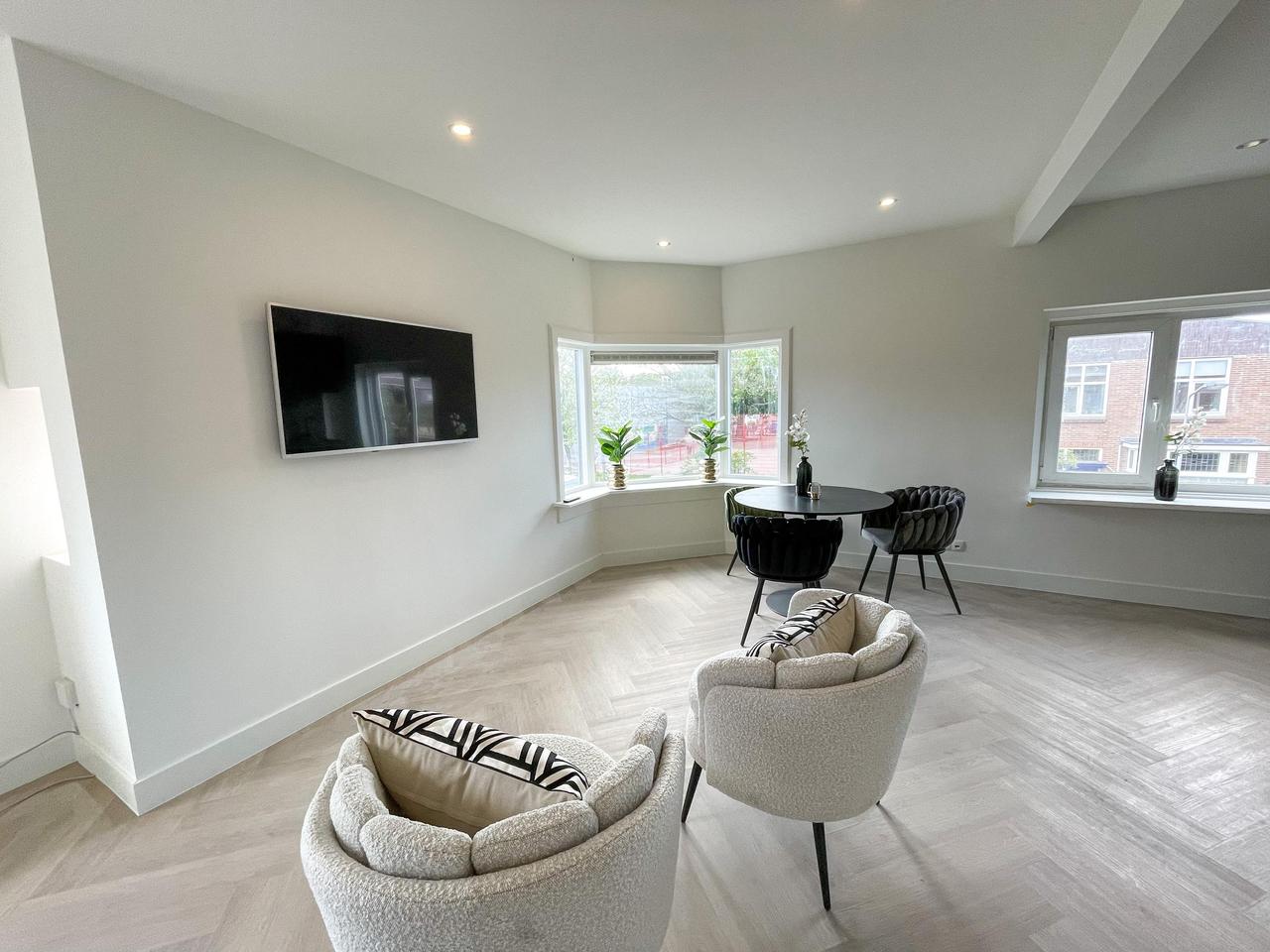 Gemeubileerd 2-kamerappartement met balkon - Afbeelding 2