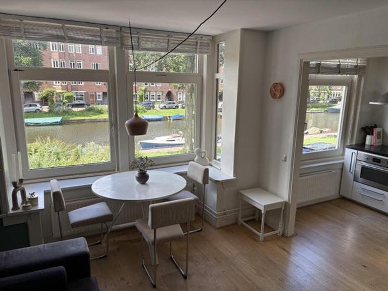 Aan de gracht met balkon in De Baarsjes - Afbeelding 1