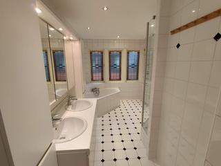 Semi-detached house with garden and garage - Image 11