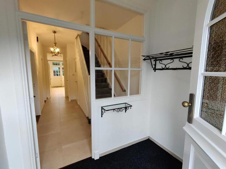 Semi-detached house with garden and garage - Image 2